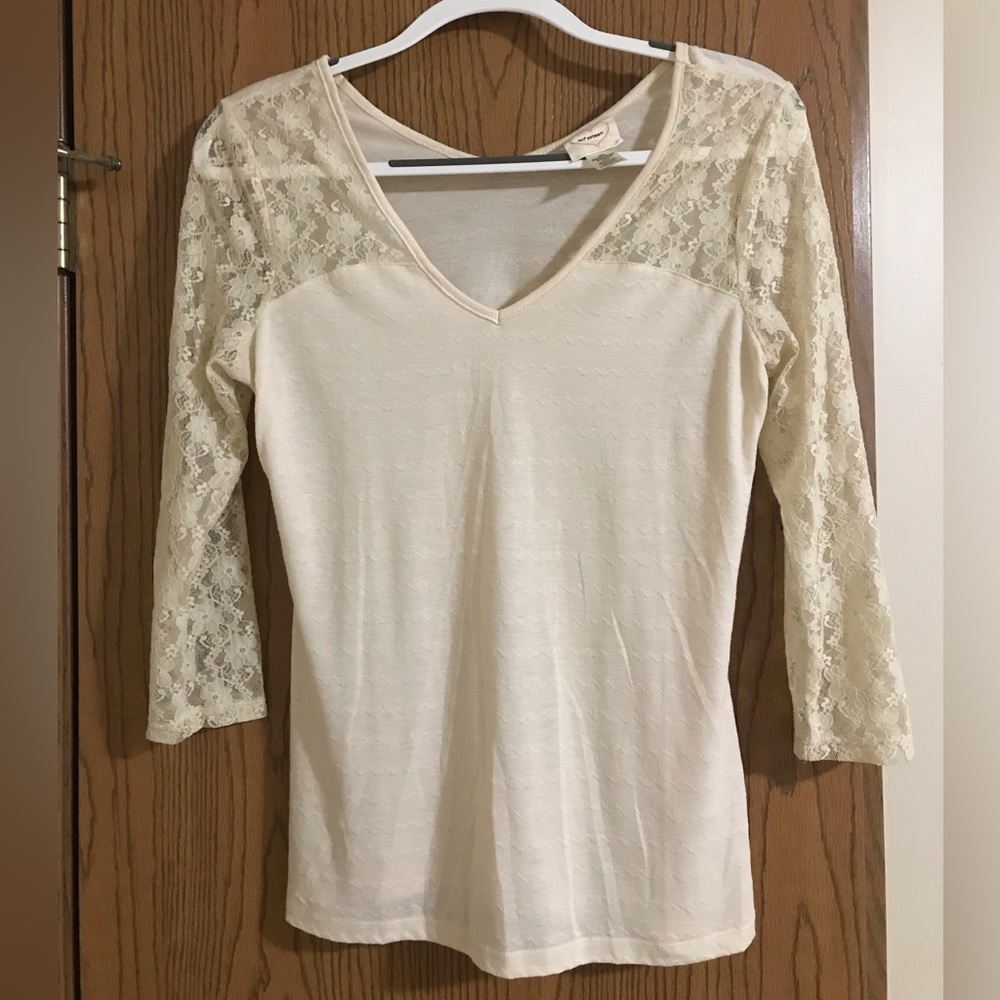 Cream long sleeve lace shirt from the Buckle